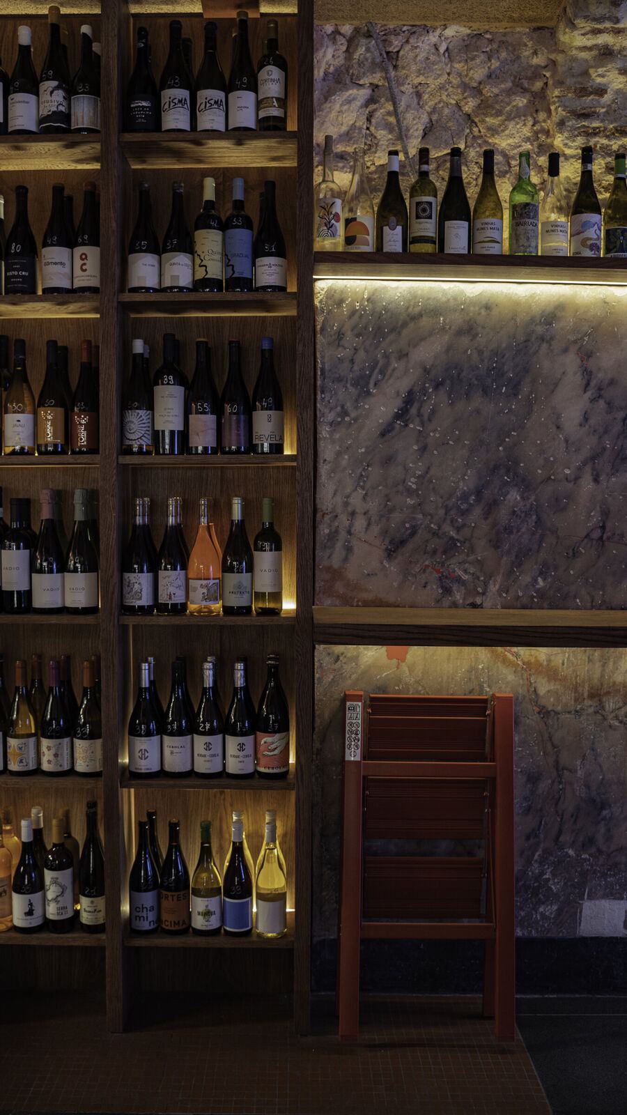 Wine wall by the stone column, Parra