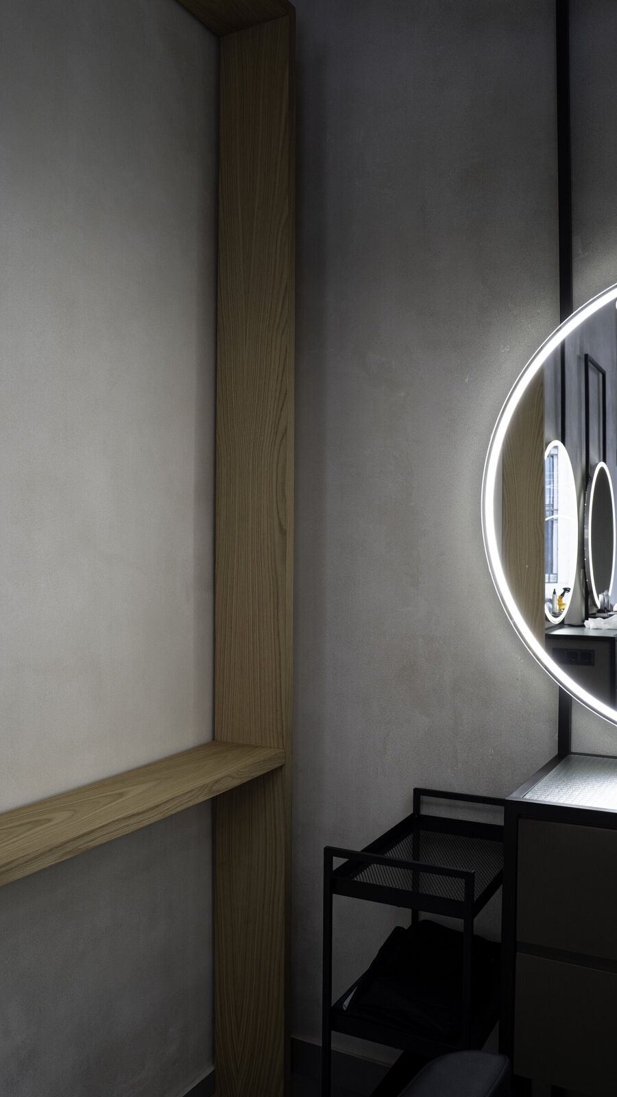 Oak details by the mirror, Cut & Shout