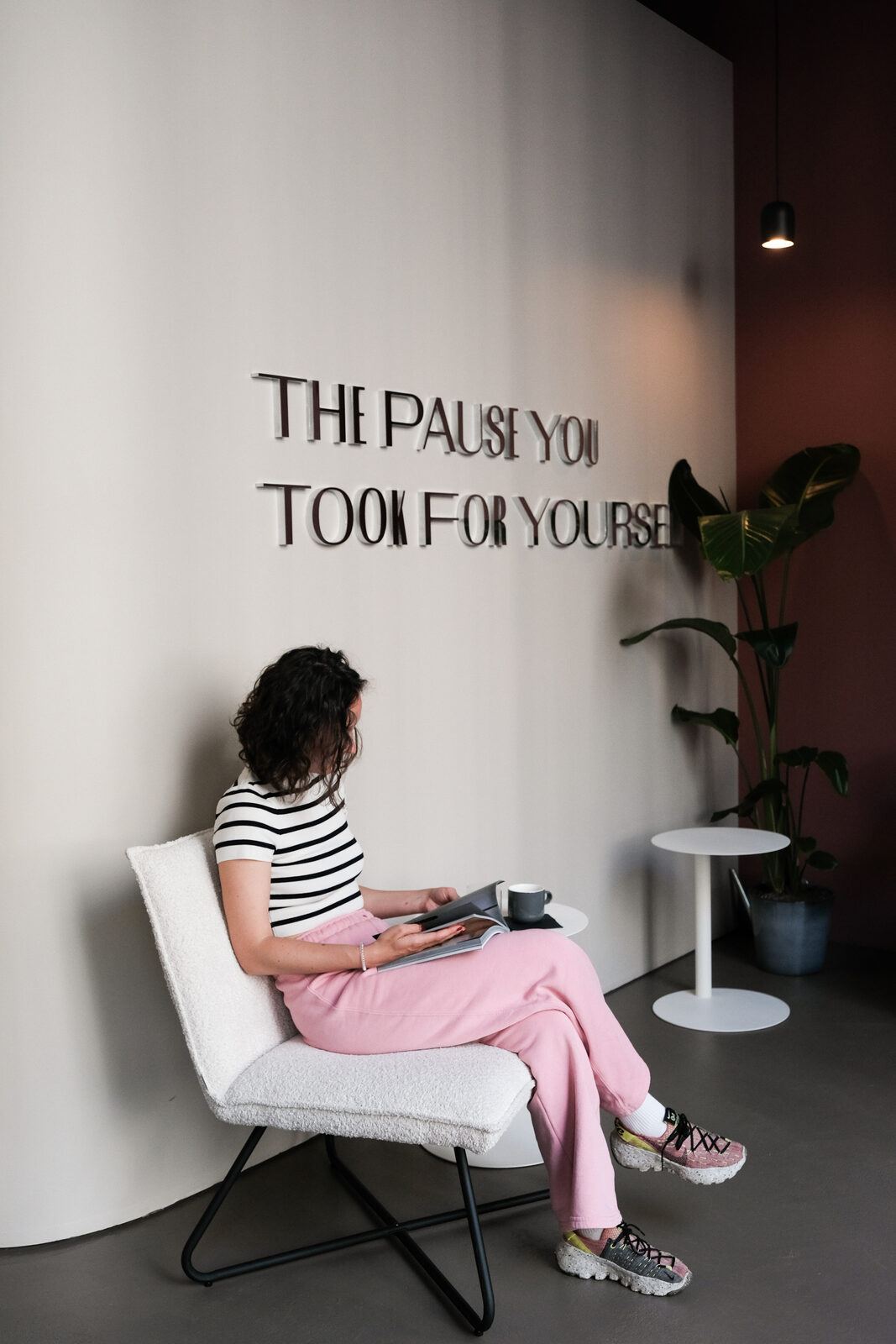 Waiting area under the studio line on the wall, Pause