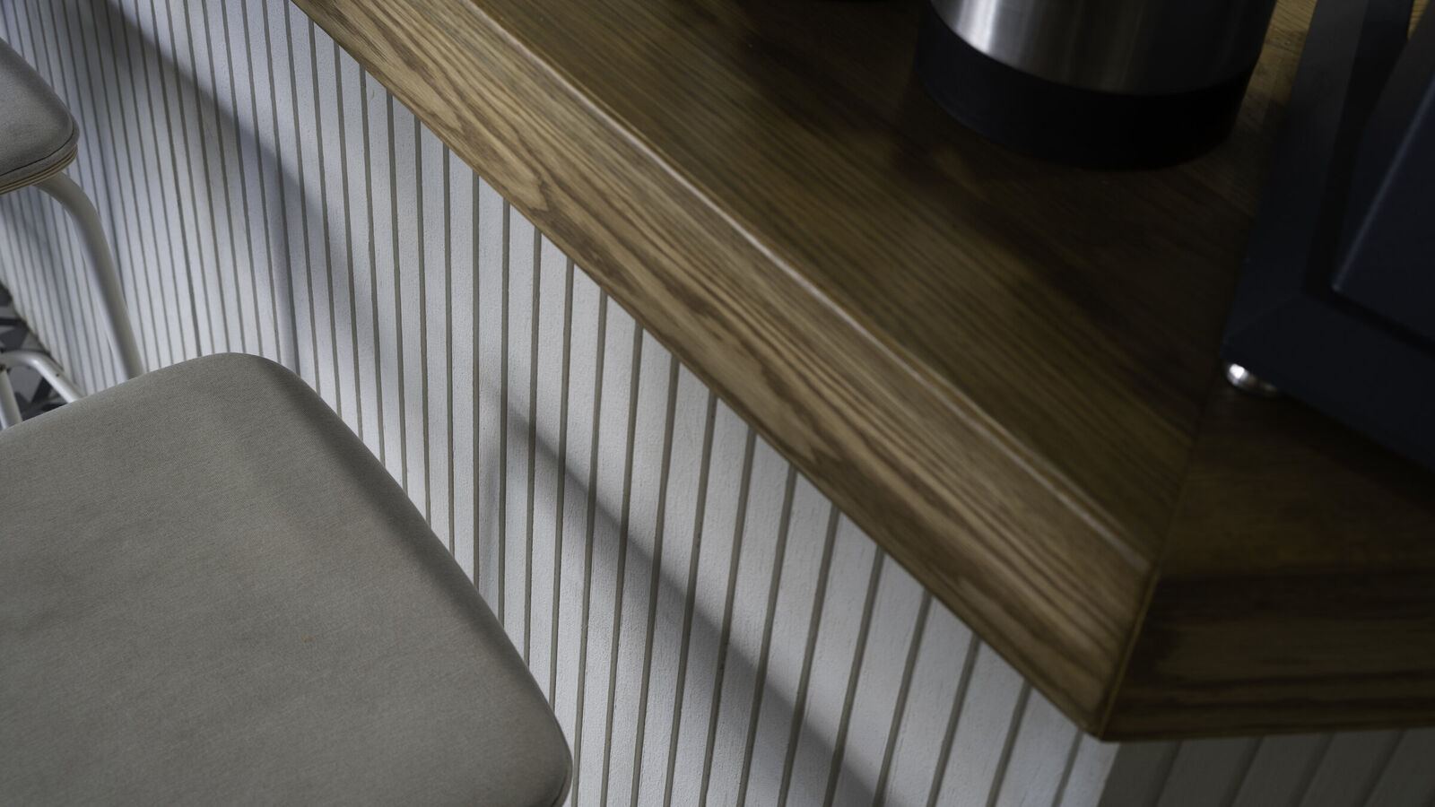 Edge of the solid oak top, Unity