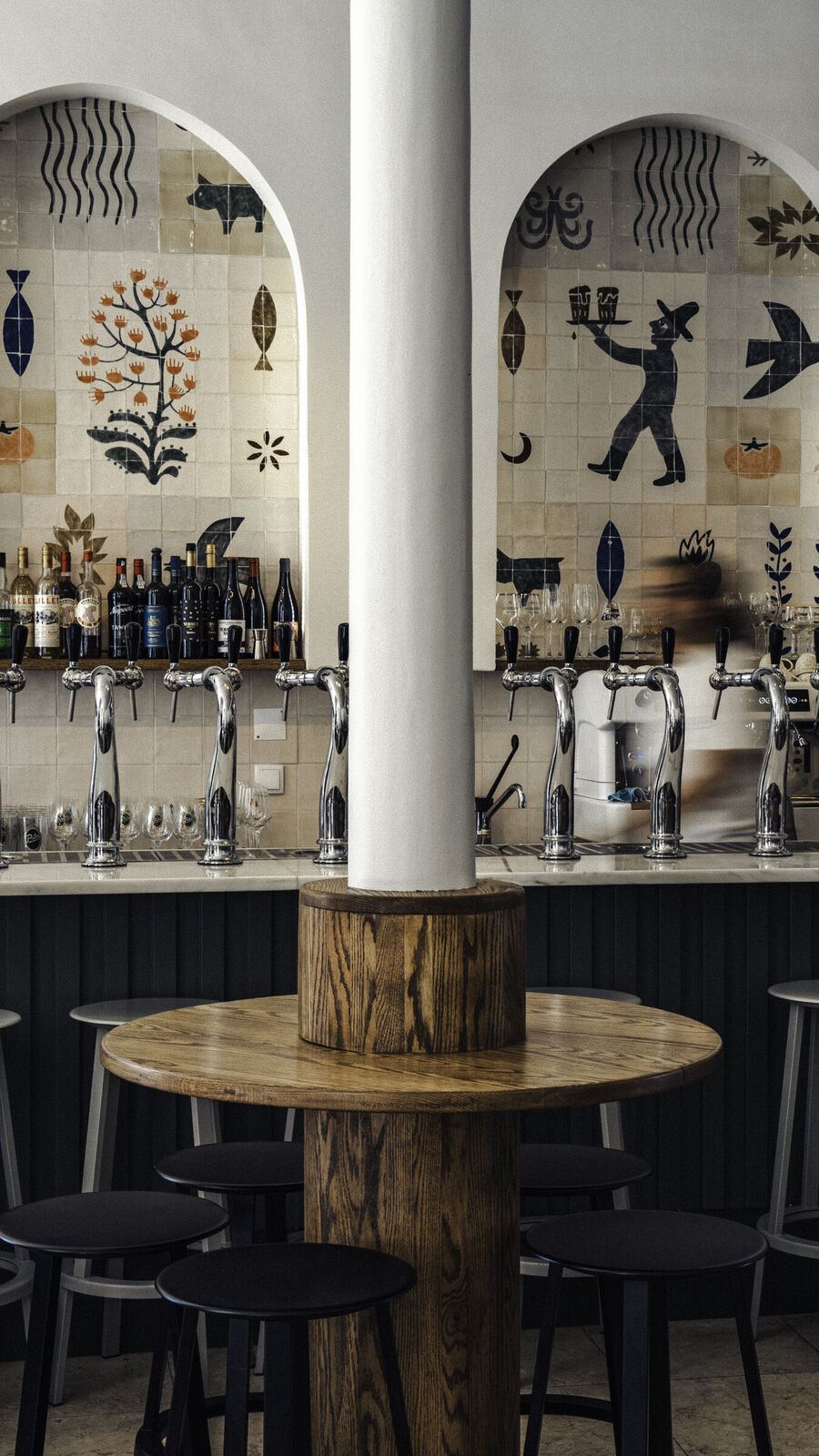 Pils, Lisbon: oak table round a column