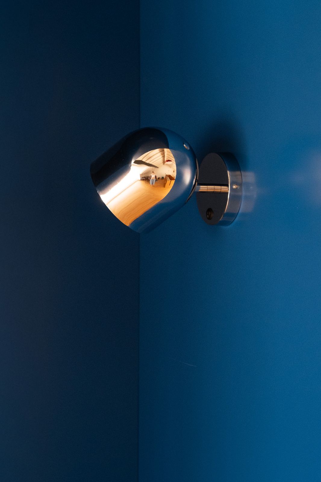 Wall light inside the blue niche, Blue Cabinet